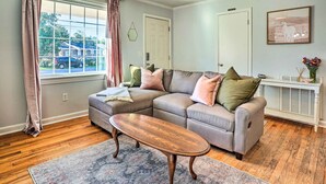 TV, books - Bright & Cozy Charleston Home Near Downtown! (Charleston)