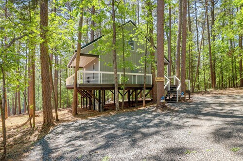Greers Ferry Treehouse-style Cabin w/ Lake Access!