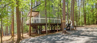 Greers Ferry Treehouse-style Cabin w/ Lake Access!