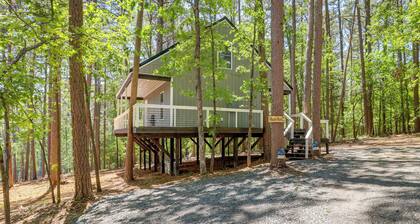 Greers Ferry Treehouse-style Cabin w/ Lake Access!