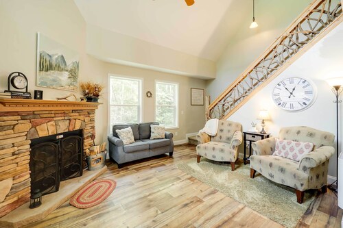 'greystone' Creekside Cabin: Hike, Fish & Explore!