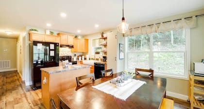 'greystone' Creekside Cabin: Hike, Fish & Explore!