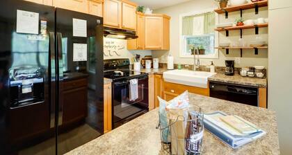 'greystone' Creekside Cabin: Hike, Fish & Explore!