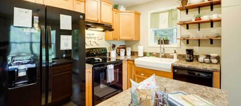 'greystone' Creekside Cabin: Hike, Fish & Explore!