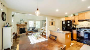 House (3 Bedrooms) | Interior