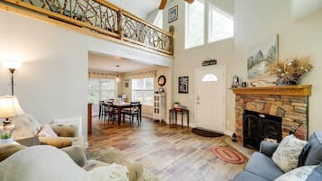 House (3 Bedrooms) | Living area | TV, video-game console, DVD player, books