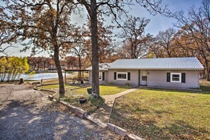 House (2 Bedrooms) | Interior - Kingston Getaway < 2 Mi to Lake Texoma! (Kingston)