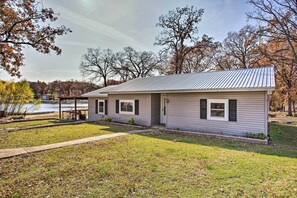 House (2 Bedrooms) | Interior - Kingston Getaway < 2 Mi to Lake Texoma! (Kingston)