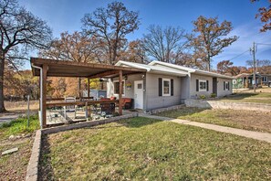 Interior - Kingston Getaway < 2 Mi to Lake Texoma! (Kingston)