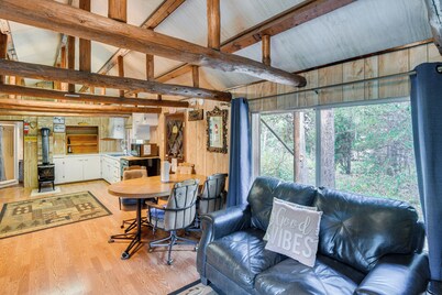 'grandpa's Cabin' ~ 30 Miles to Yellowstone!