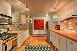 Interior - Walk to Town & Coast: Anchorage Condo w/ Fireplace (Anchorage)