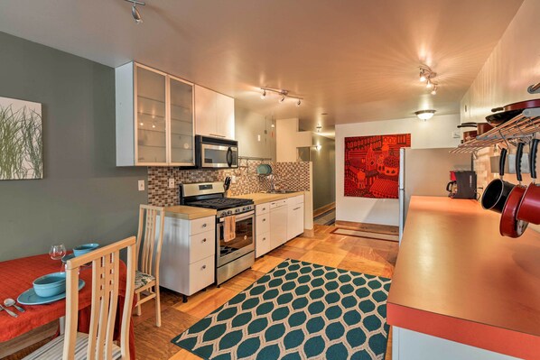 Interior - Walk to Town & Coast: Anchorage Condo w/ Fireplace (Anchorage)