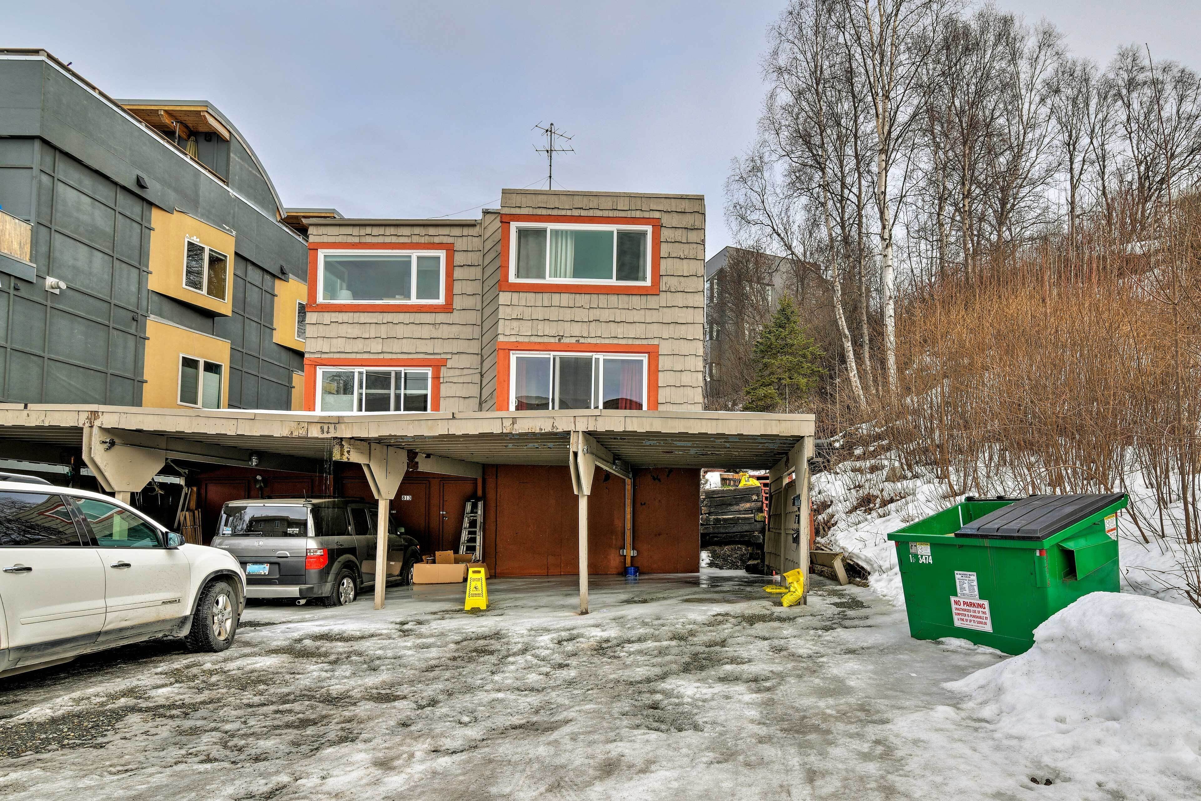 Un edificio a più piani con garage e parcheggio coperto.