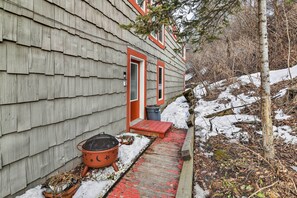 Interior - Walk to Town & Coast: Anchorage Condo w/ Fireplace (Anchorage)