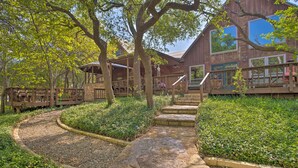 A wooden cabin with a stone pathway leading to a deck. - Lake Granbury Getaway! Family Home w/ Deck & Games (Granbury)