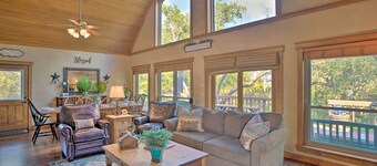 ที่พักส่วนตัวชายฝั่ง: ท่าเรือส่วนตัว, ชายทะเล, & ห้องเล่น!