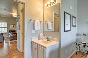 Apartment (1 Bedroom) | Interior - Branson Condo w/ Balcony on Ledgestone Golf Course (Branson West)