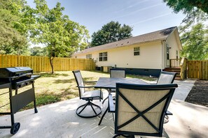 Outdoor dining - Coastal Wilmington Vacation Rental ~ 5 Mi to Beach (Wilmington)