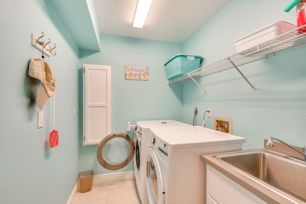 Villa (3 Bedrooms) | Interior - Canal-front Outdoor Space: Home in Cape Coral (Cape Coral)