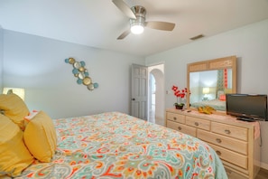 Interior - Canal-front Outdoor Space: Home in Cape Coral (Cape Coral)