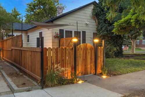 Ski & Hike: Cozy Dtwn Reno Studio w/ Fireplace