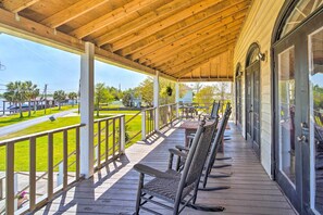 Terrace/patio - Exquisite Lake Charles Gem - Waterfront Views (Lake Charles)