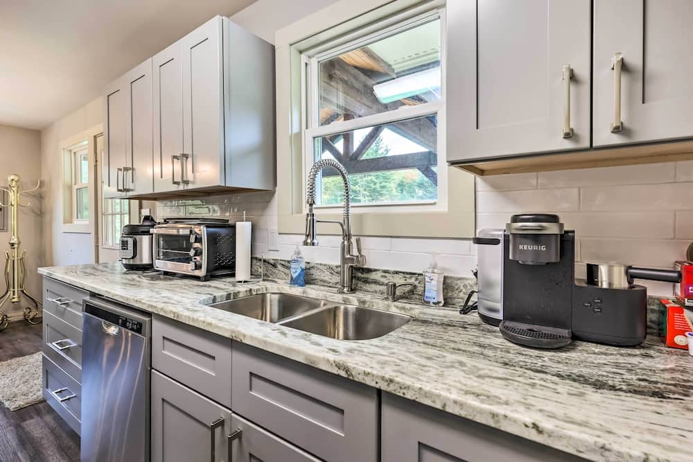 Newland Retreat w/ Creek, Near Hiking + Wineries! - Plumtree, NC