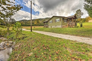 Interior - Newland Retreat w/ Creek, Near Hiking + Wineries! (Newland)