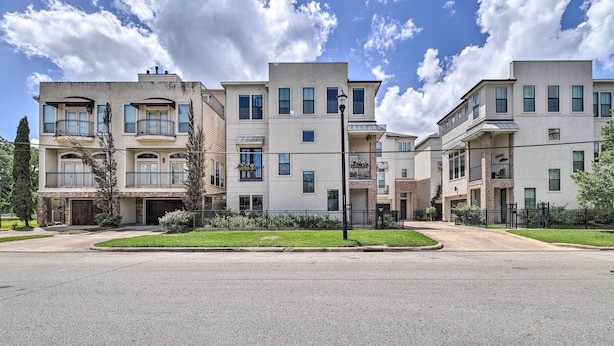 A multi-story residential building with balconies, a central courtyard, and a street view. - Chic Midtown House ~ 2 Mi to Dtwn Houston! (Houston)