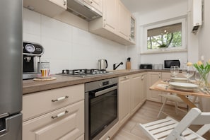 Microwave, dishwasher, coffee/tea maker, cookware/dishes/utensils