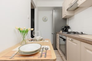 Microwave, dishwasher, coffee/tea maker, cookware/dishes/utensils