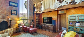 Eclectic Tucson Home 2 Mi to Saguaro National Park