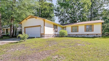 House (3 Bedrooms) | Exterior