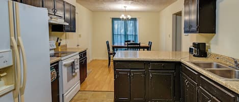 House (3 Bedrooms) | Interior