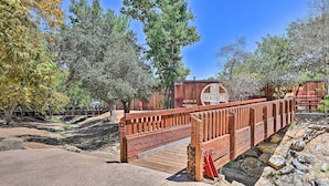 A wooden bridge over a small stream, surrounded by trees and a wooden fence. - Walk to Poway Farmers' Market: Family Retreat! (Poway)