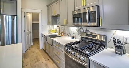 Luxe Houston Townhome w/ Balcony!