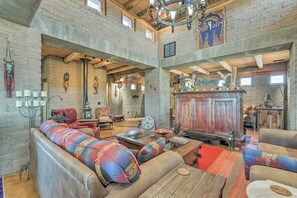 Interior - Infinity Pool & Outdoor Kitchen: Luxe Phoenix Home (Morristown)