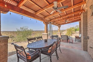 Interior - Infinity Pool & Outdoor Kitchen: Luxe Phoenix Home (Morristown)