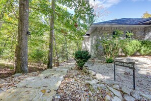 Interior - Waterfront Beaver Lake Apt w/ Deck (Eureka Springs)