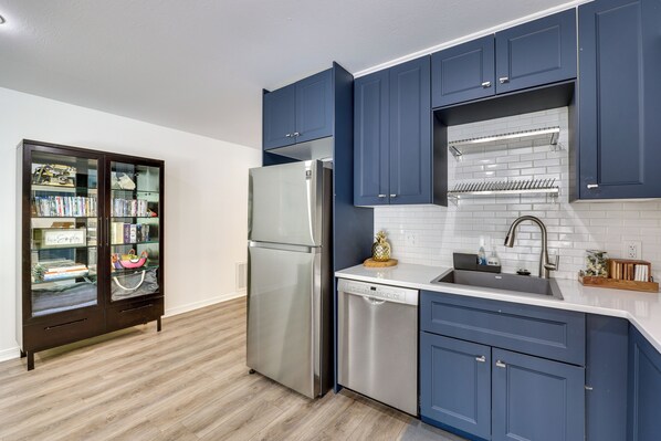 Interior - Waterfront Beaver Lake Apt w/ Deck (Eureka Springs)