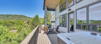 Views & Hot Tub: 'pineberry Modern' Luxury Home