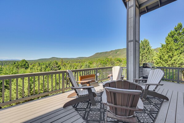 Interior - Views & Hot Tub: 'pineberry Modern' Luxury Home (Pine)