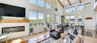 Views & Hot Tub: 'pineberry Modern' Luxury Home