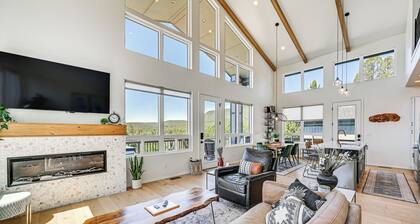 Views & Hot Tub: 'pineberry Modern' Luxury Home