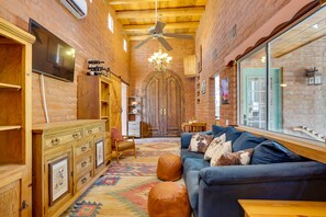 TV - Unique Desert Home ~ 6 Mi to Downtown Tucson! (Tucson)