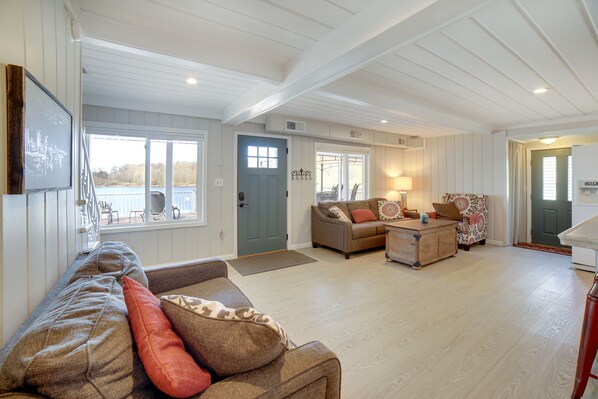 Interior - Big Pine Island Lake Cottage w/ Boat Dock & Kayaks (Belding)