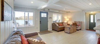 Big Pine Island Lake Cottage w/ Boat Dock & Kayaks