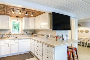 Cottage (2 Bedrooms) | Interior - Big Pine Island Lake Cottage w/ Boat Dock & Kayaks (Belding)