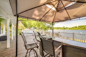 Interior - Big Pine Island Lake Cottage w/ Boat Dock & Kayaks (Belding)