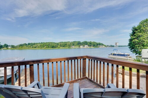Big Pine Island Lake Cottage w/ Boat Dock & Kayaks